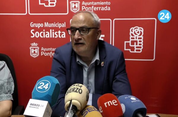 Olegario Ramón Fernández del PSOE en rueda de prensa en Ponferrada