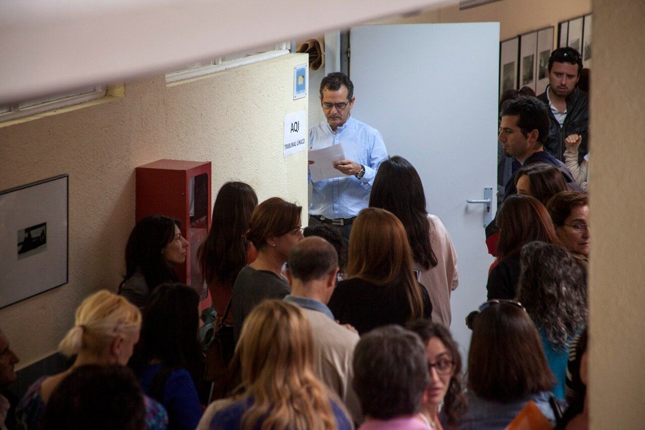 Aspirantes esperando en la Junta de Castilla y León para las oposiciones