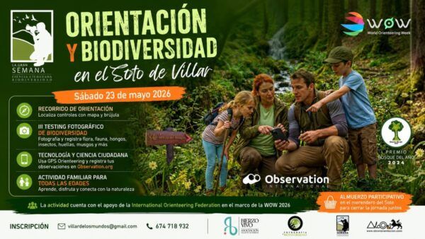 Familia participando en actividad de orientación en la naturaleza