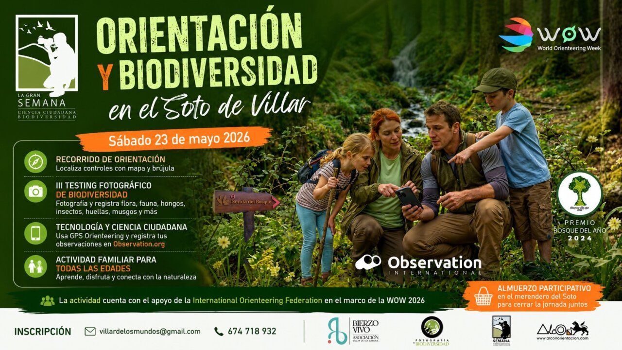 Familia participando en actividad de orientación en la naturaleza