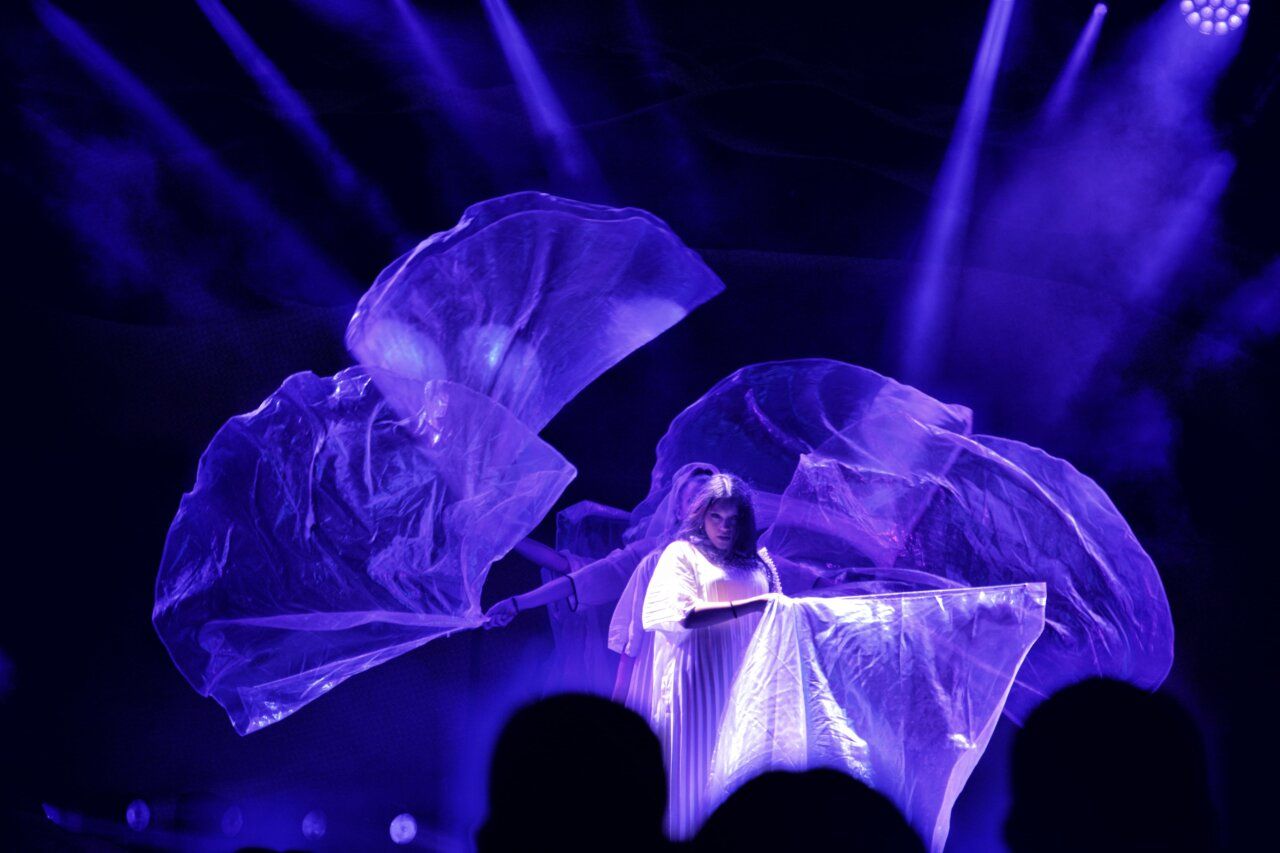 Actuación de la Orquesta La Misión con efectos visuales en Matarrosa del Sil