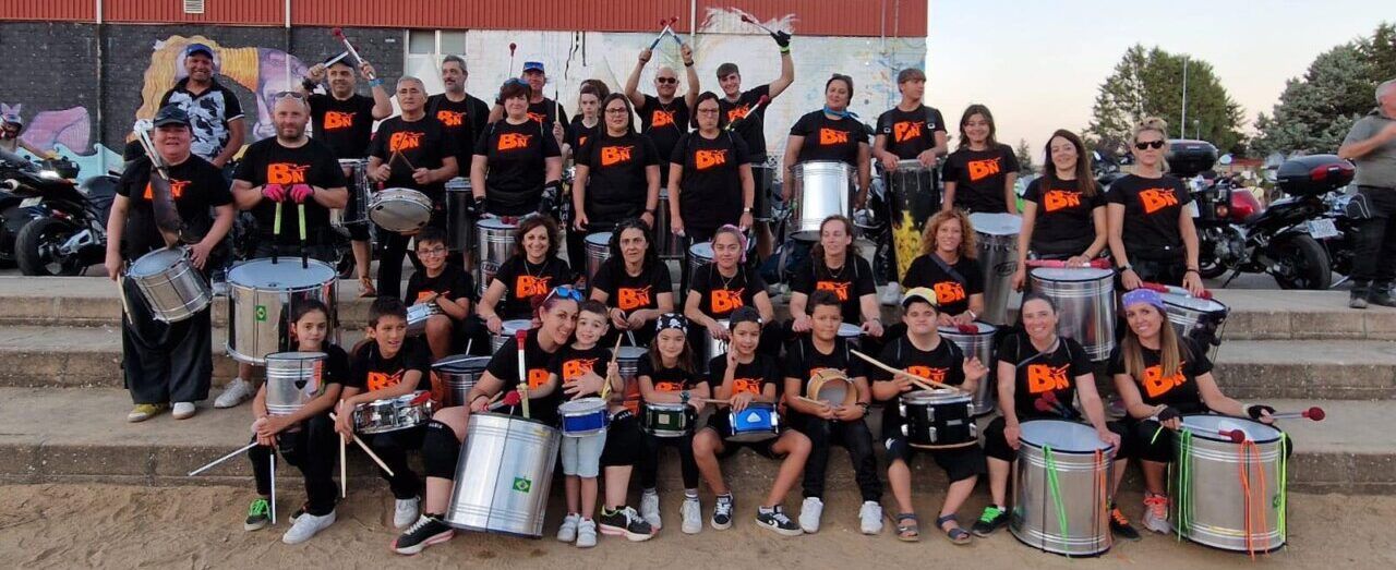 Grupo de músicos con instrumentos de percusión en Toreno