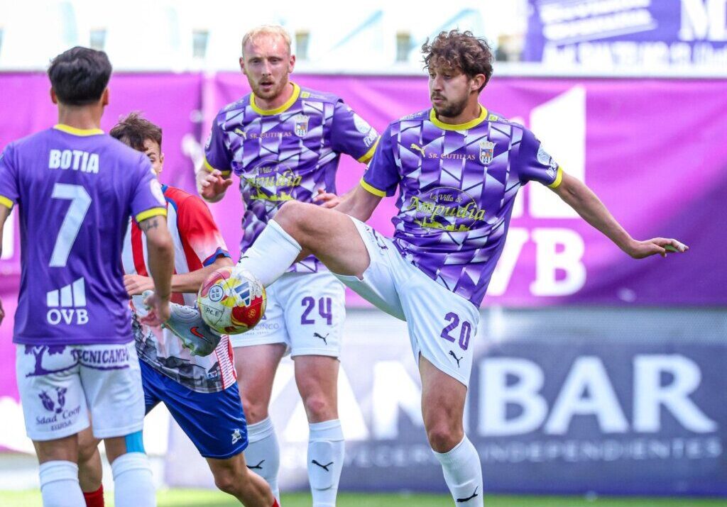 Jugadores del Atlético Bembibre en un partido de fútbol en La Balestera