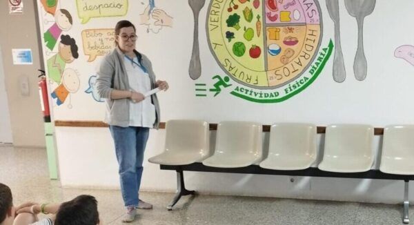 Estudiantes escuchando sobre hábitos saludables en el Centro de Salud Ponferrada II
