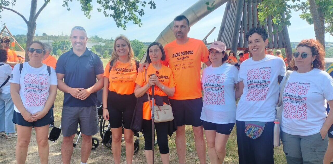Grupo de personas participando en el Paseo Solidario por la Esclerosis Múltiple