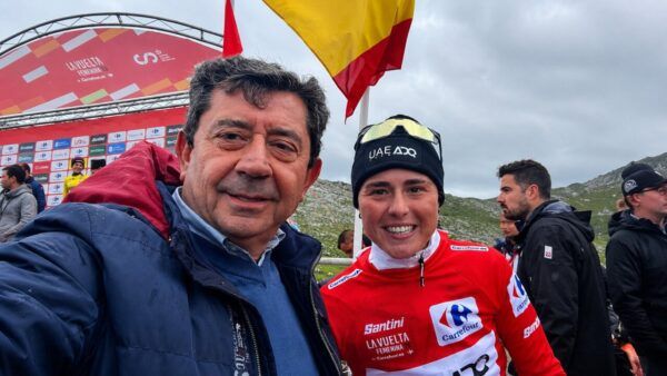Paula Blasi celebrando su victoria en la Vuelta a España Femenina junto a un concejal.