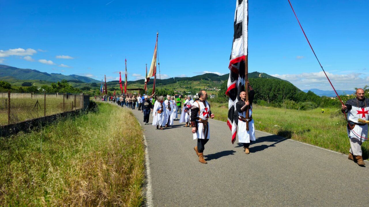 Desfile de pendones en la romería de San Isidro en Bierzo