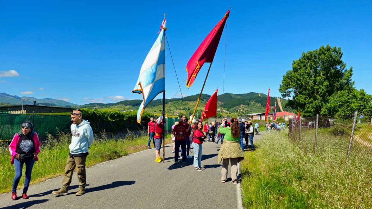 Desfile de pendones en la romería entre Otero y Campo