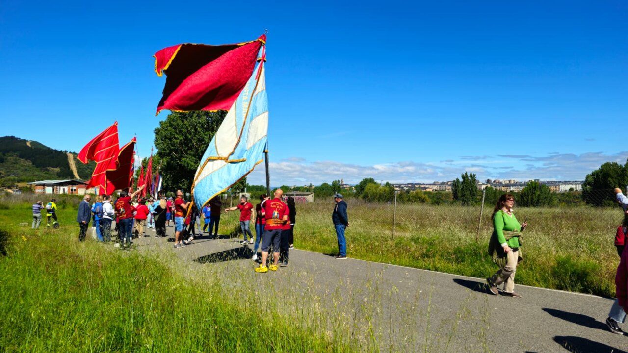 Desfile de pendones en la romería de Otero a Campo