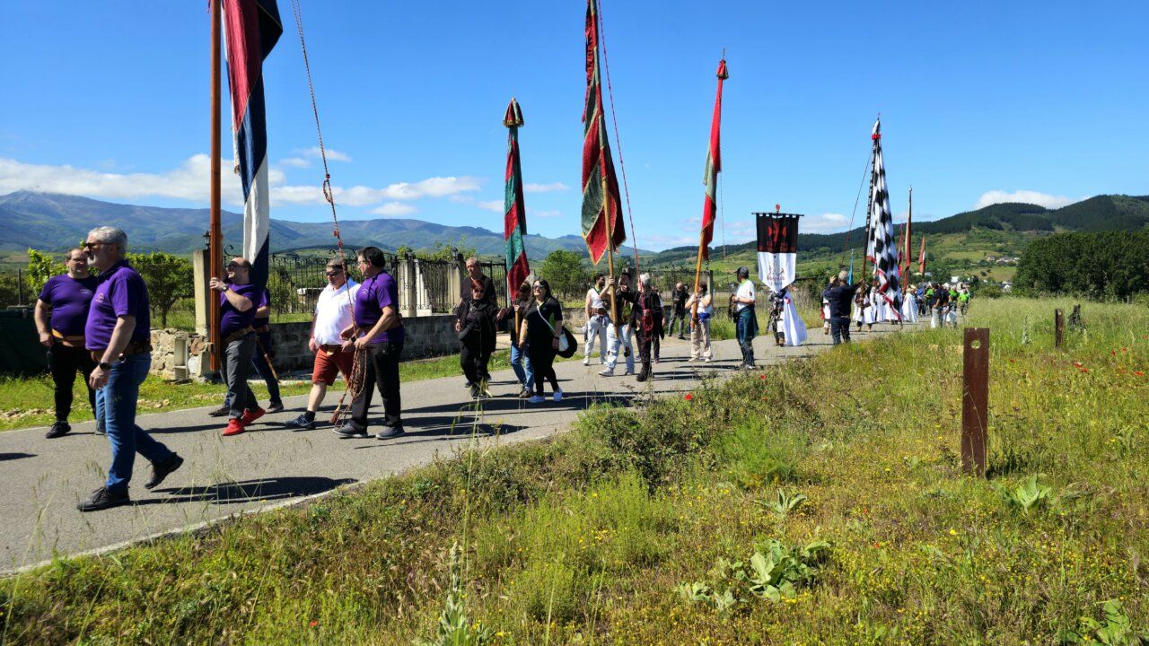 Desfile de pendones en la romería entre Otero y Campo