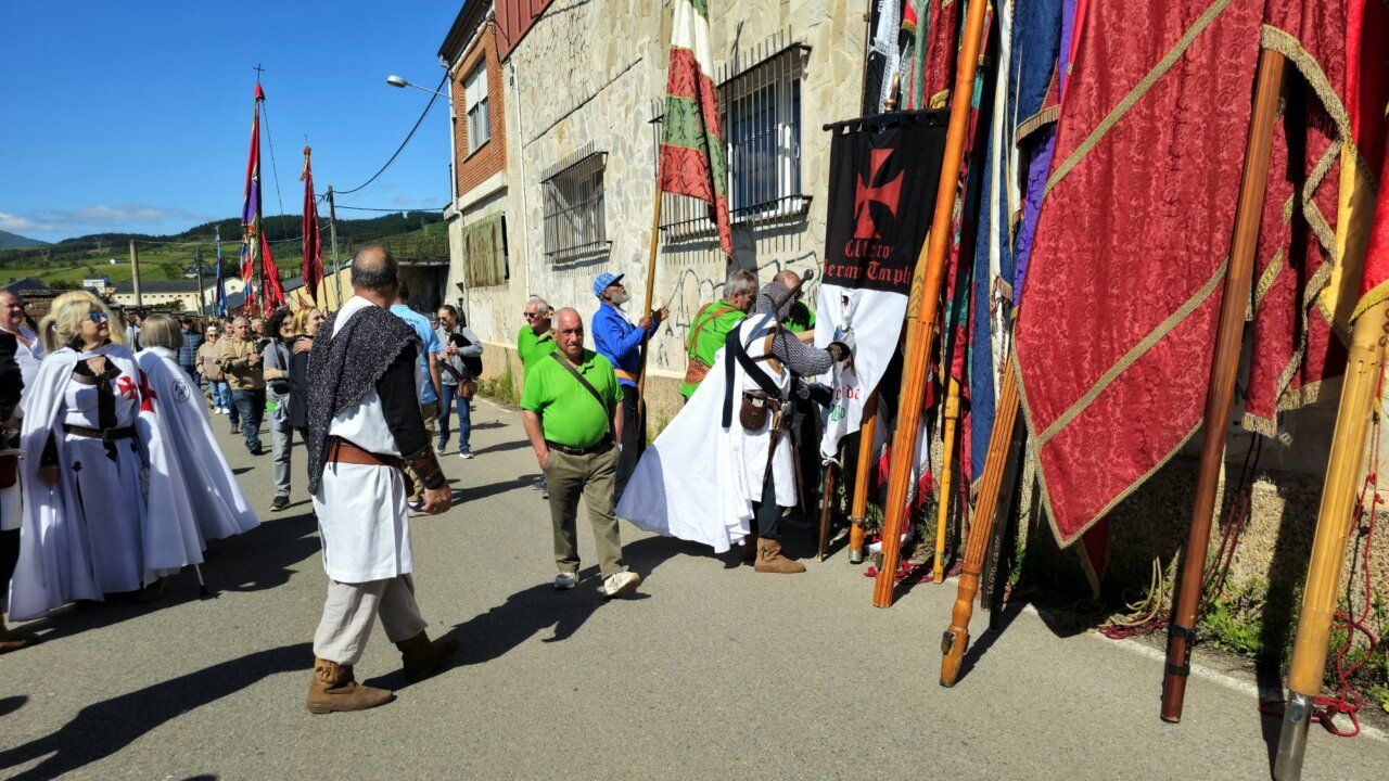 Desfile de pendones en la romería de San Isidro en Bierzo