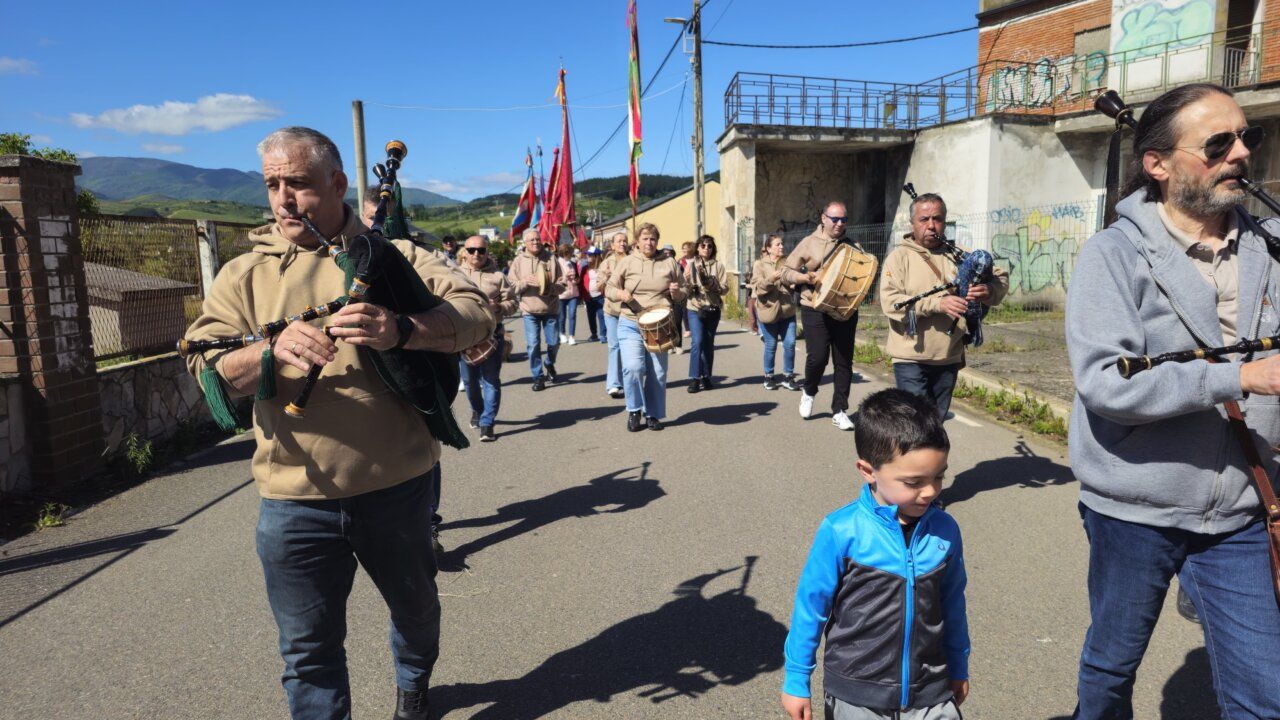 Desfile de pendones en la romería de Otero a Campo