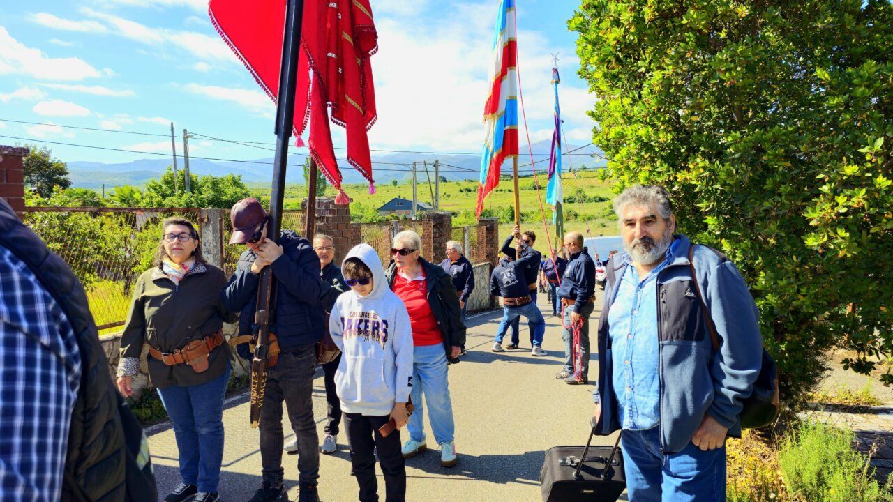 Desfile de pendones en la romería de Otero a Campo