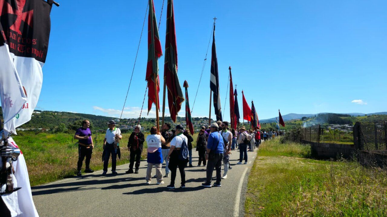 Desfile de pendones en la romería de Otero a Campo