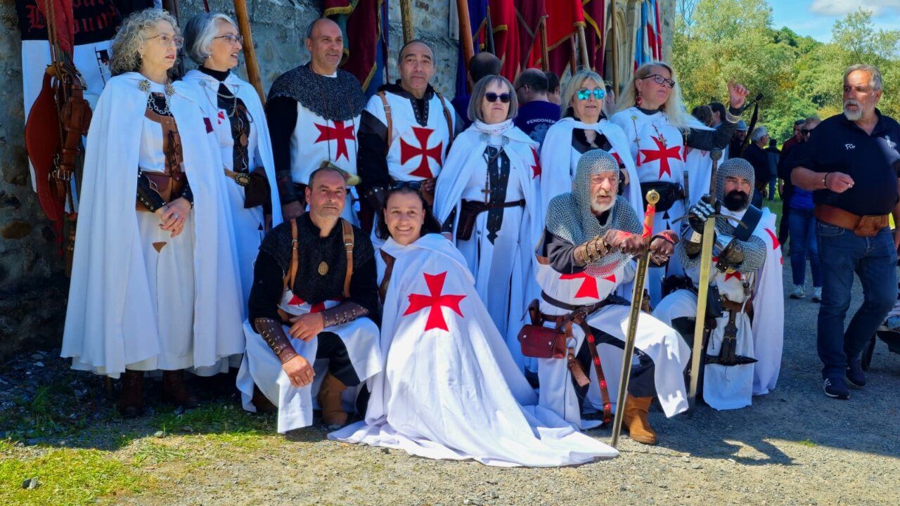 Grupo de personas vestidas con trajes tradicionales en la romería de San Isidro