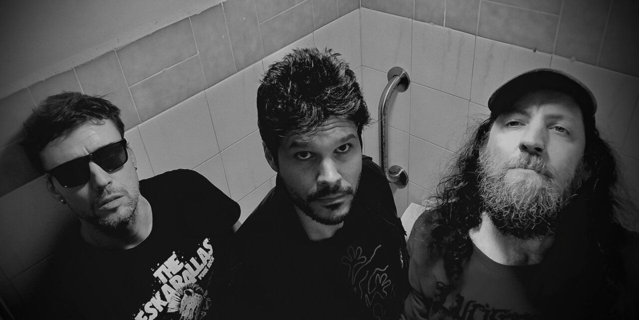 Miembros de la banda Perro Futuro en un ambiente de rock
