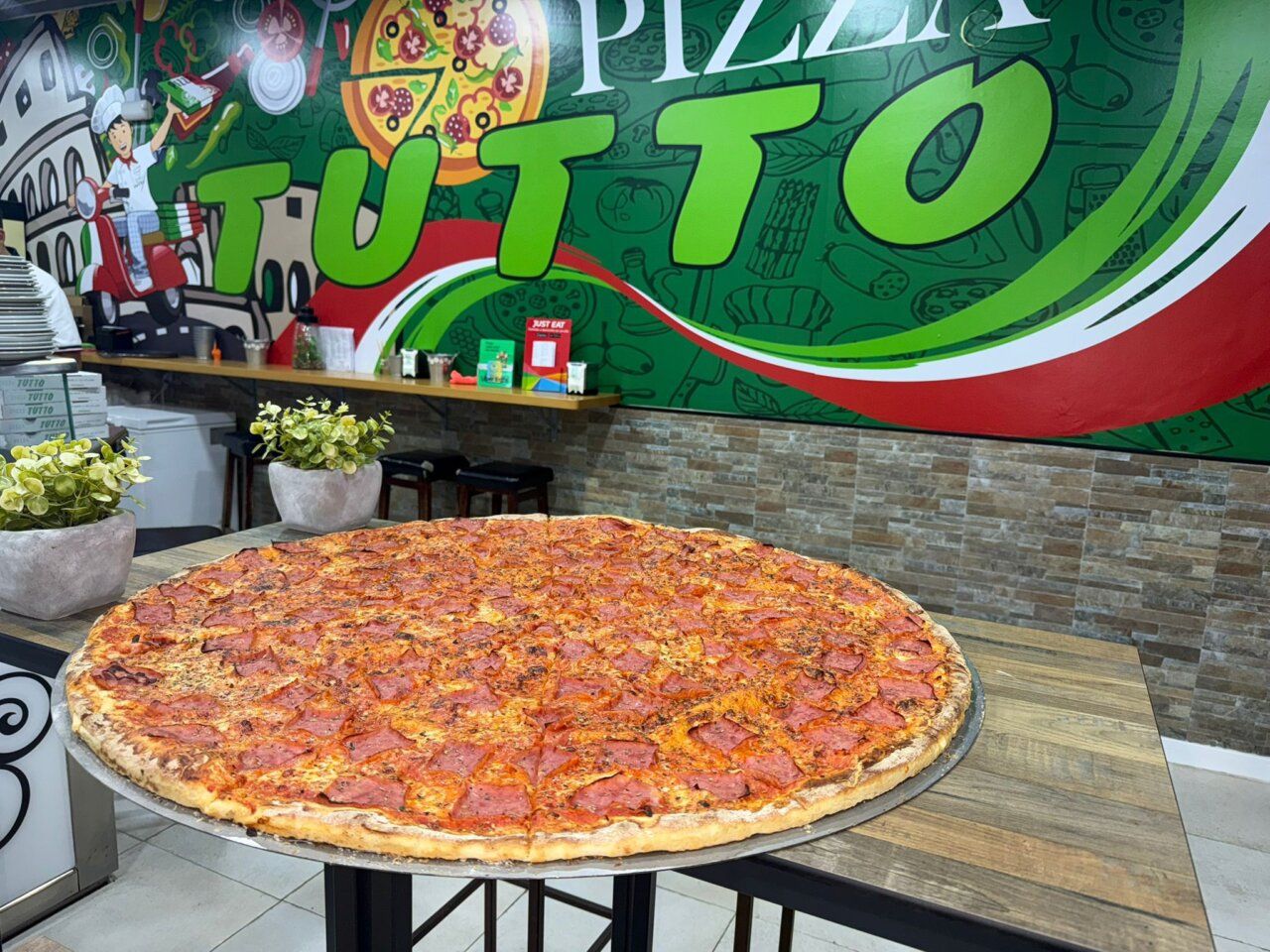 Pizza grande con pepperoni en Pizza Tutto durante su aniversario