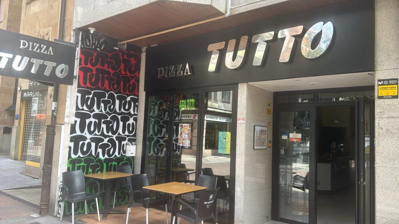 Exterior del restaurante Pizza Tutto en Ponferrada con mesas y sillas