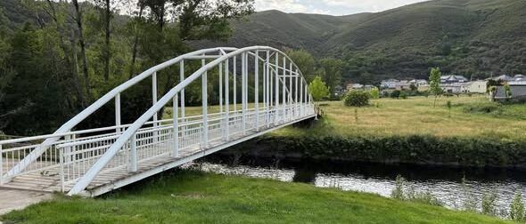 Puente blanco sobre el río en la playa fluvial de Bárcena de la Abadía