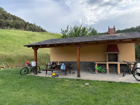 Zona de descanso y barbacoas en la playa fluvial de Bárcena de la Abadía