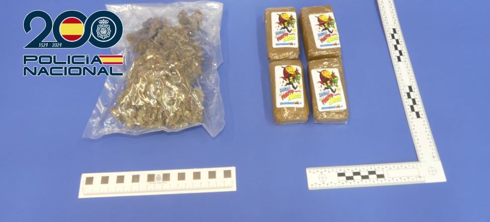 Paquete de droga interceptado por la Policía Nacional con marihuana y hachís.