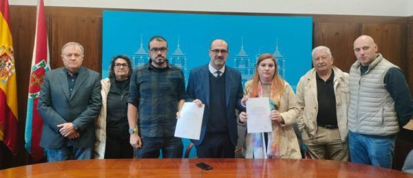 Firma de convenios en el Ayuntamiento de Ponferrada con representantes de asociaciones