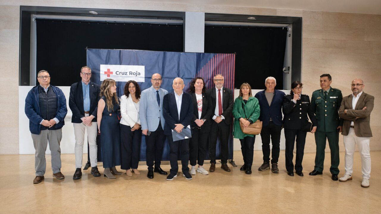 Grupo de personas en evento de Cruz Roja en Ponferrada