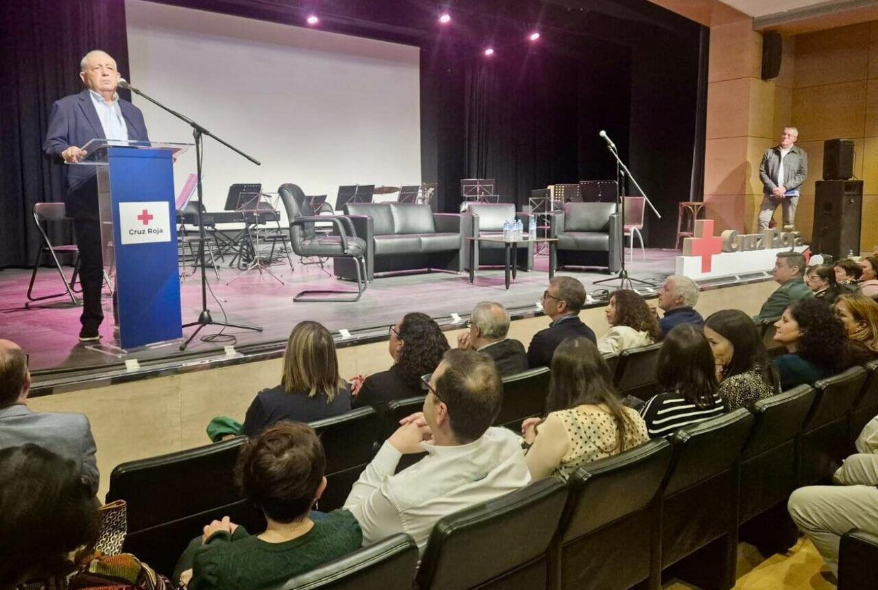 Evento de Cruz Roja en Ponferrada con autoridades locales y público presente