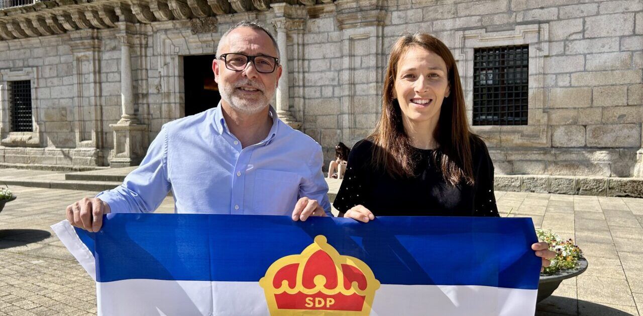 Concejales de Ponferrada sosteniendo bandera del equipo SD Ponferradina