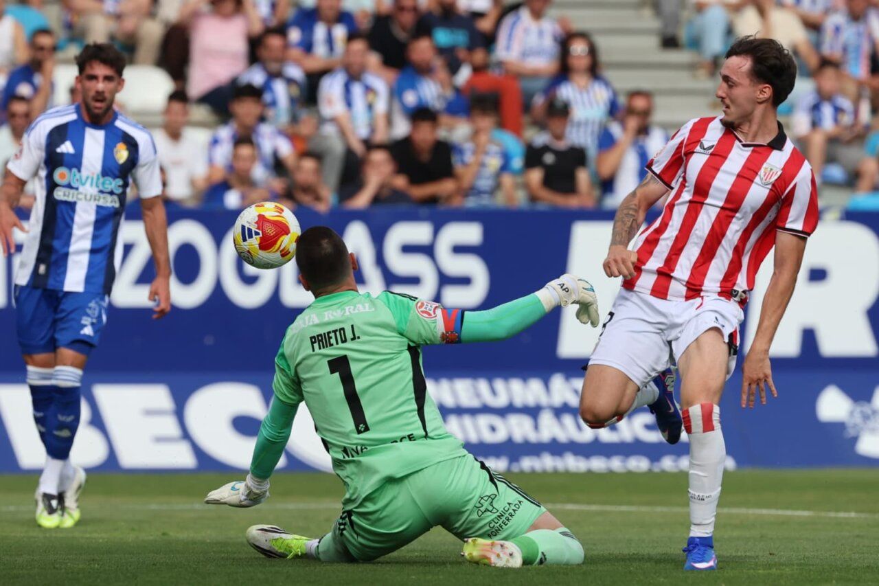 Jugadores de SD Ponferradina y Athletic Club B en acción durante el partido
