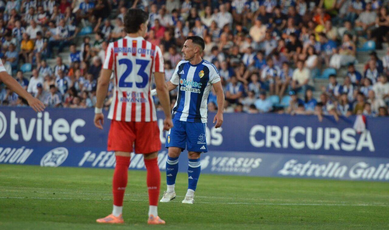 Jugadores de Ponferradina y Atlético Madrileño en un partido de fútbol