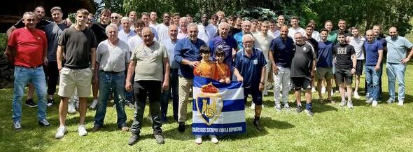 Grupo de jugadores y cuerpo técnico en el Valle de Ancares