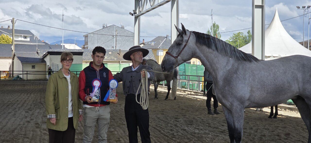 Participantes sosteniendo trofeos en un evento ecuestre