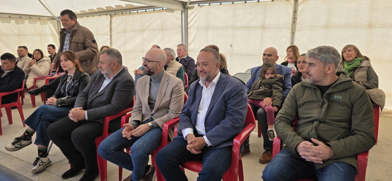 Asistentes sentados en un evento de premios P.R.