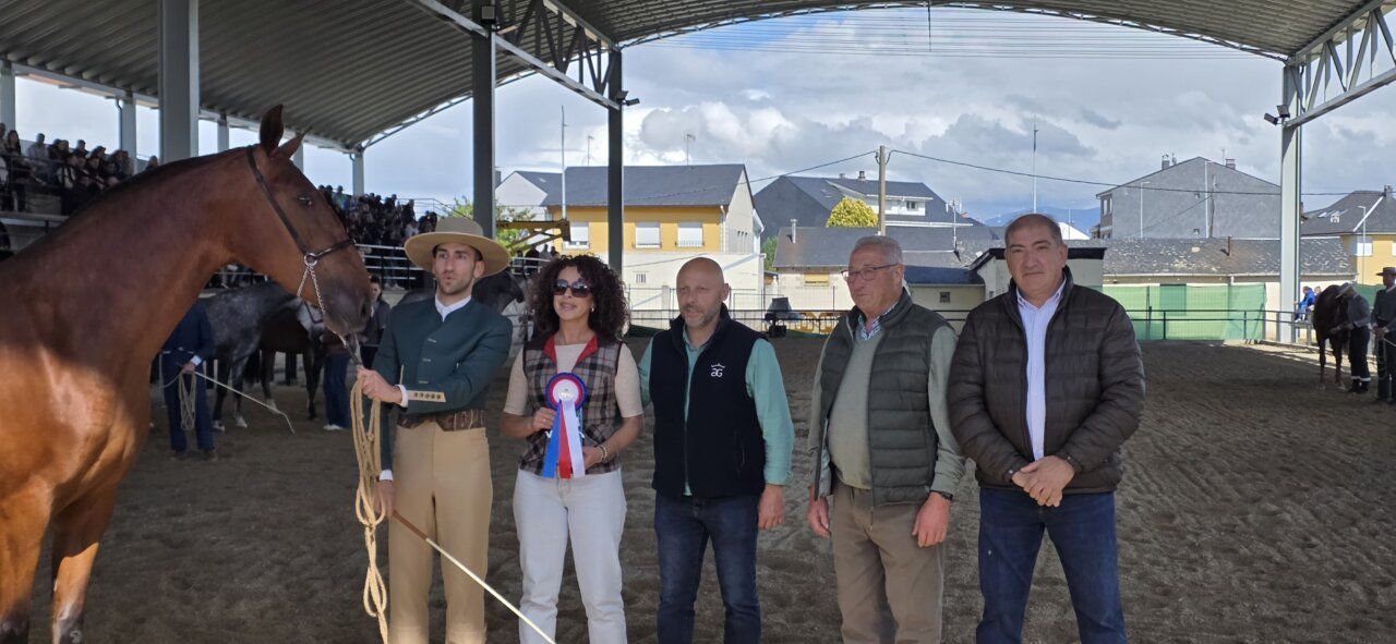 Participantes en un evento ecuestre con un caballo y premios.