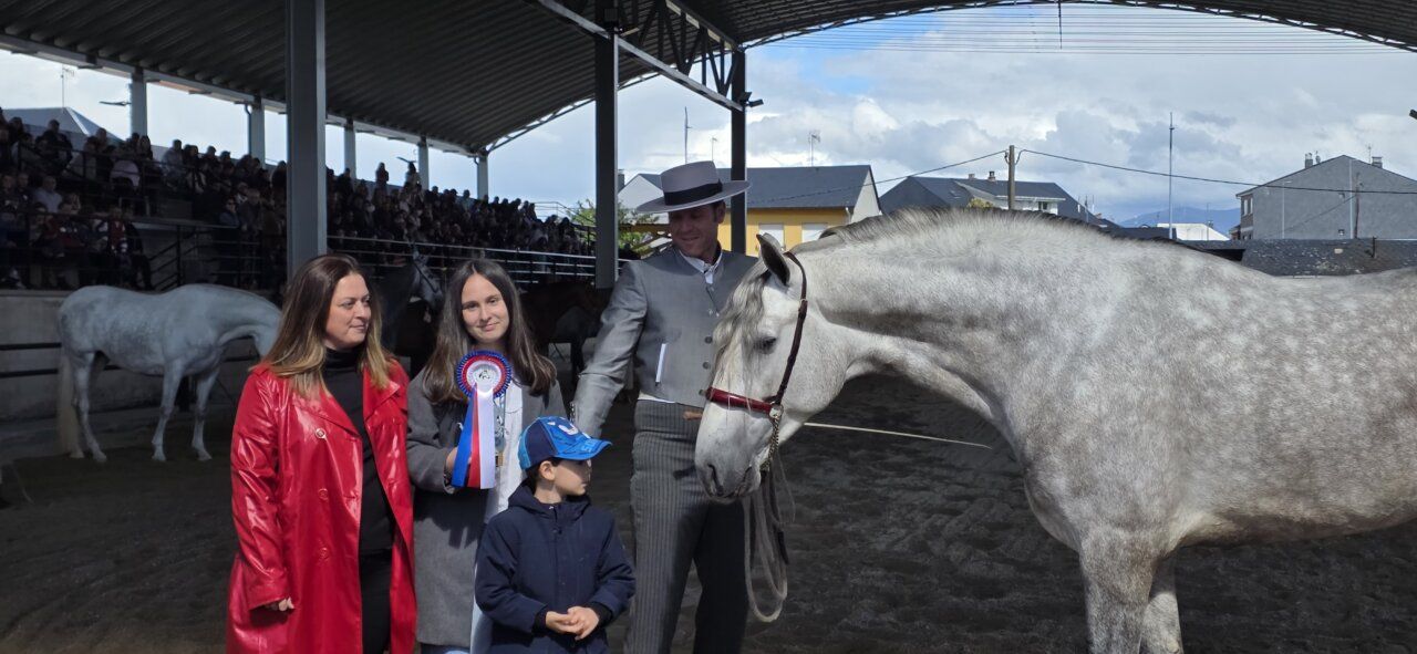 Premios en evento ecuestre con participantes y caballos