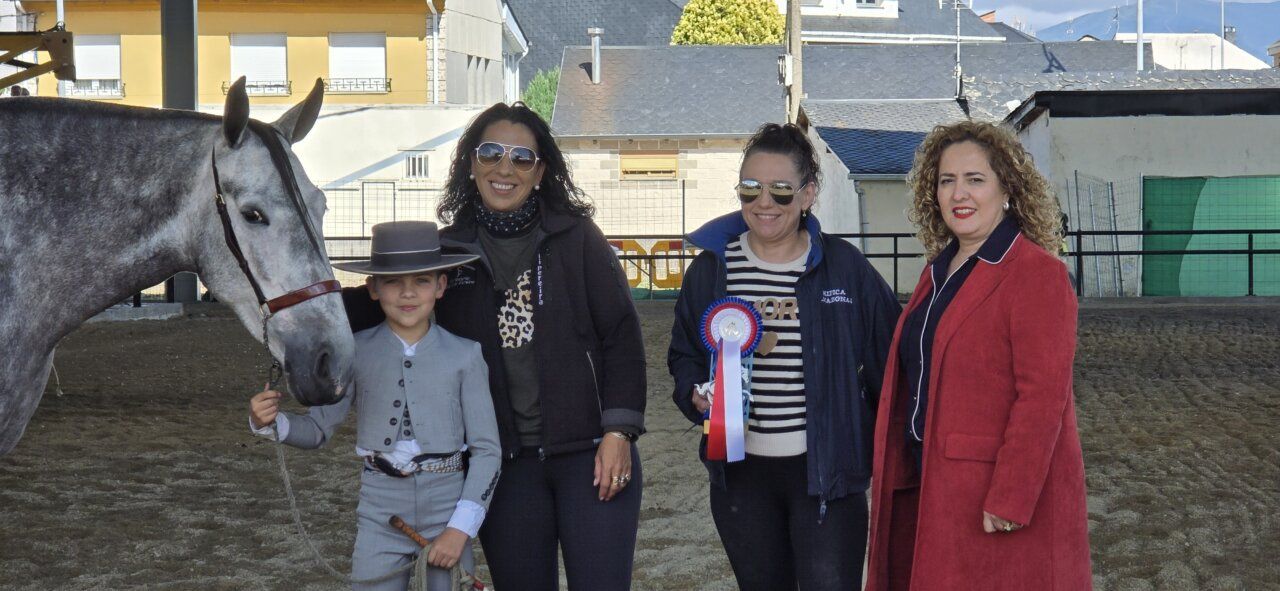 Grupo de personas con un caballo en un evento de premios
