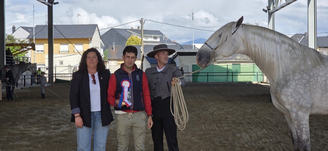 Participantes en un evento ecuestre con un caballo y un premio