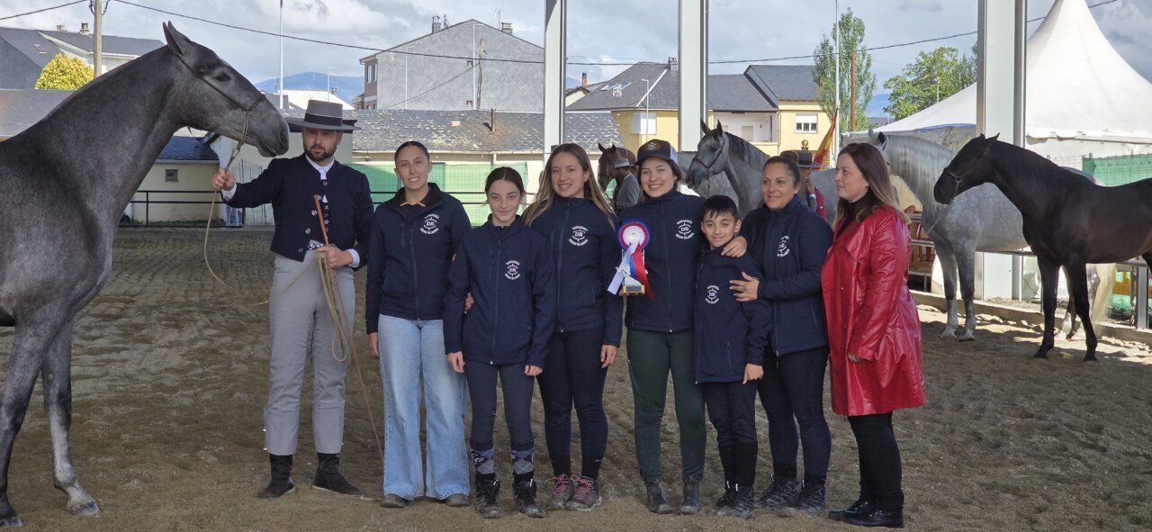 Grupo de personas con caballos en un evento de premios de equitación