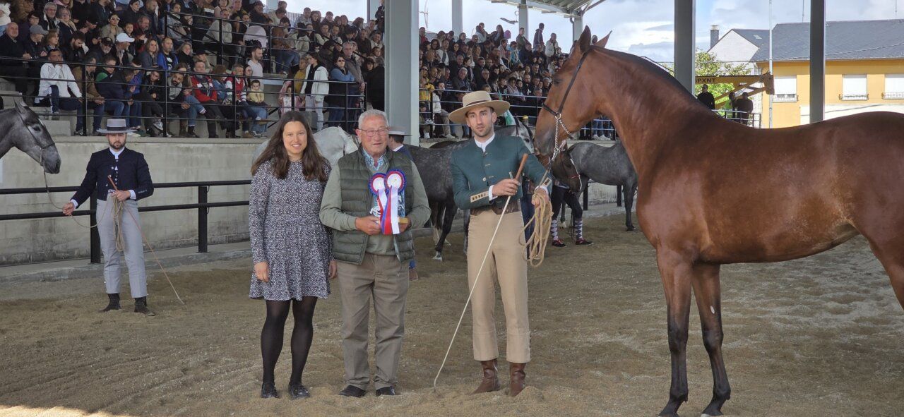 Entrega de premios en un evento ecuestre con público y caballos.