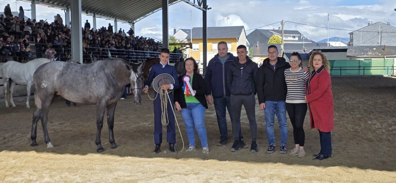 Participantes en un evento ecuestre con un caballo en exhibición