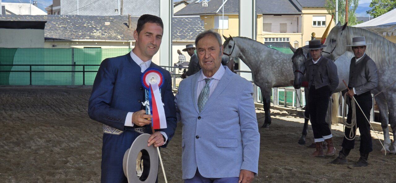 Ganador de premios de competencia ecuestre con trofeo en mano