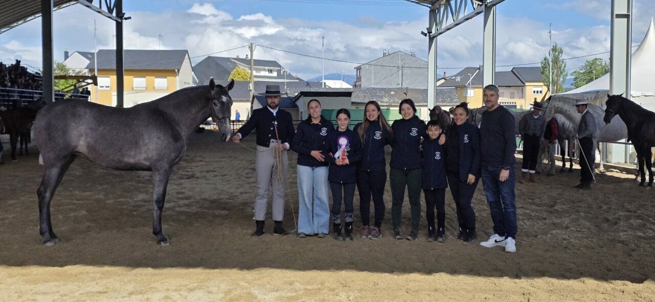 Grupo de personas en un evento de premiación de equitación con caballos