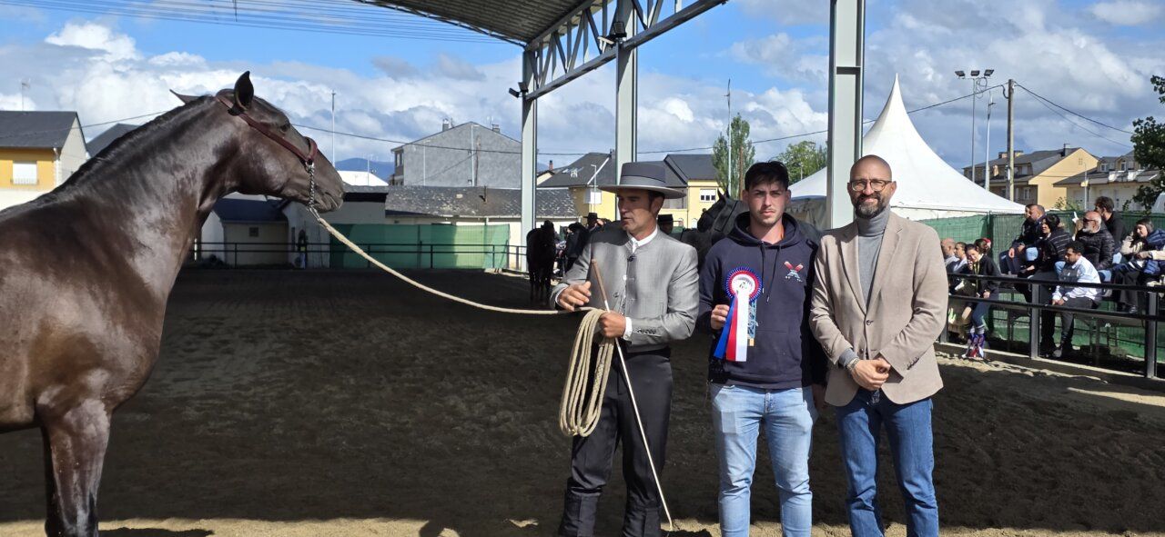 Participantes en un evento ecuestre con un caballo y premios