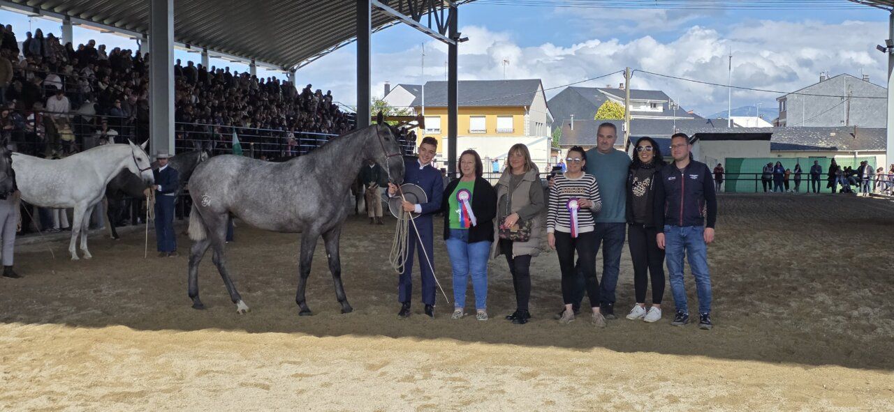 Participantes en un evento ecuestre con caballos y premios
