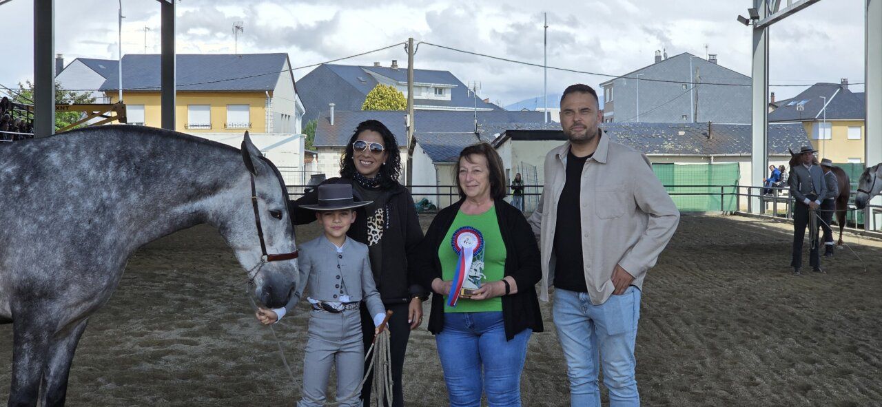 Grupo de personas con un caballo en un evento ecuestre