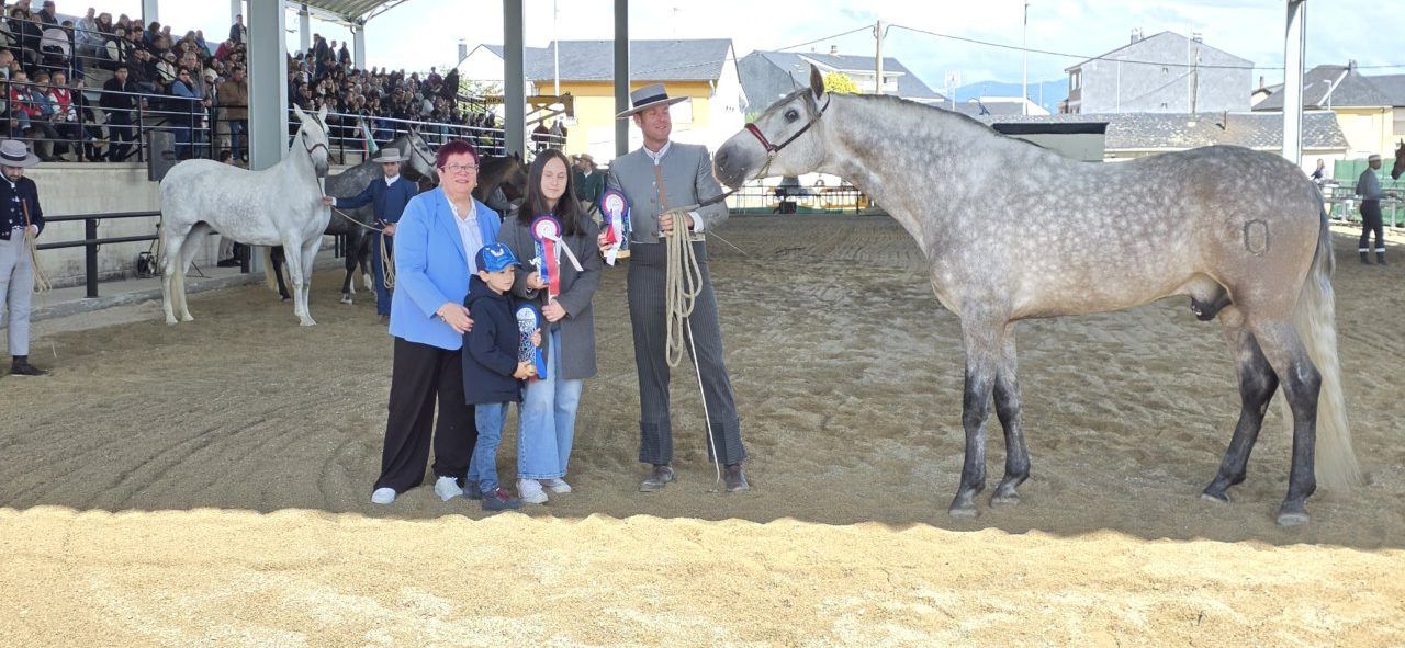 Familia y jinetes en un evento ecuestre con caballos