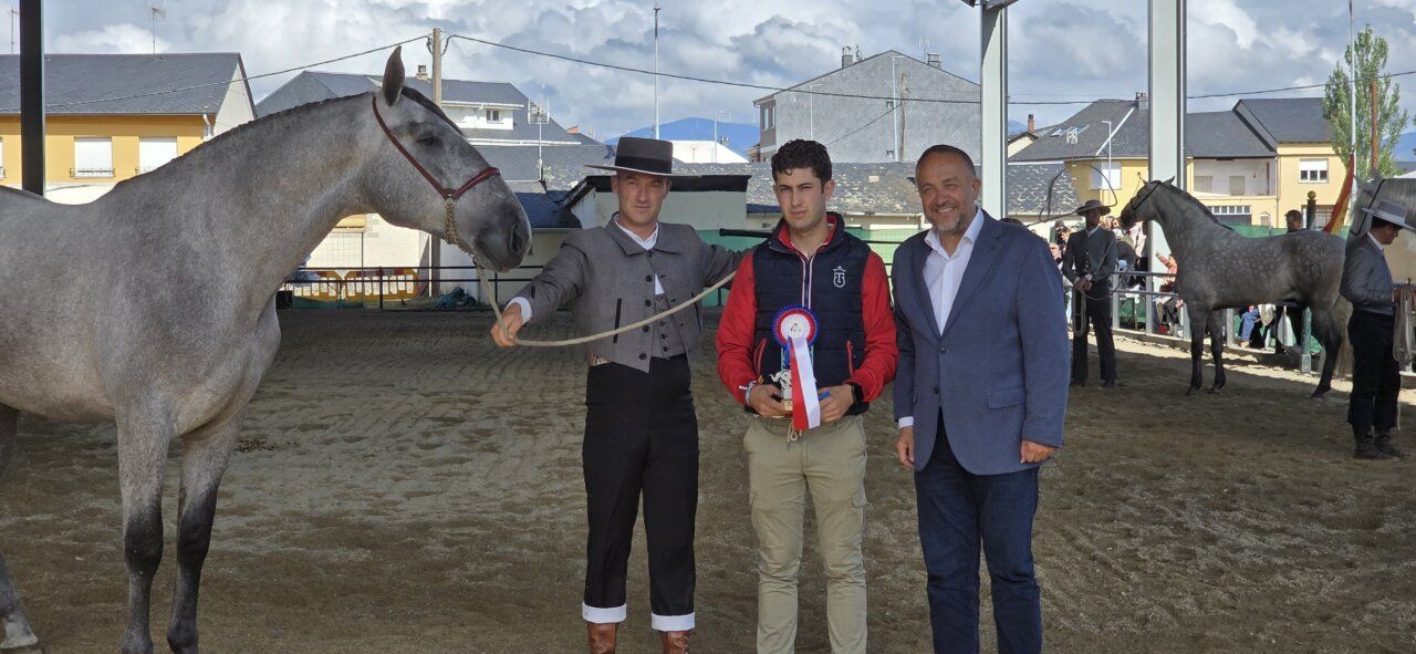 Jóvenes competidores en un evento ecuestre con caballos