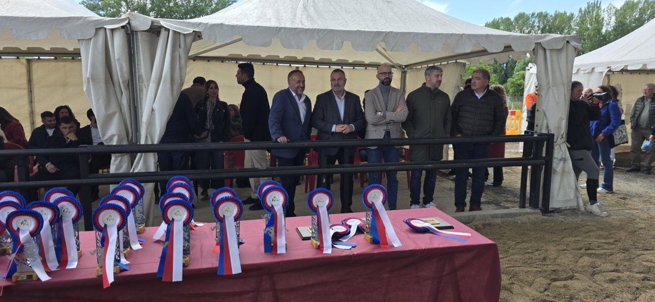 Ceremonia de premiación con trofeos y asistentes en un evento