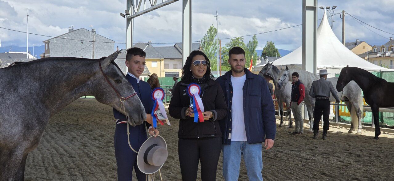 Participantes en un evento ecuestre con caballos y premios